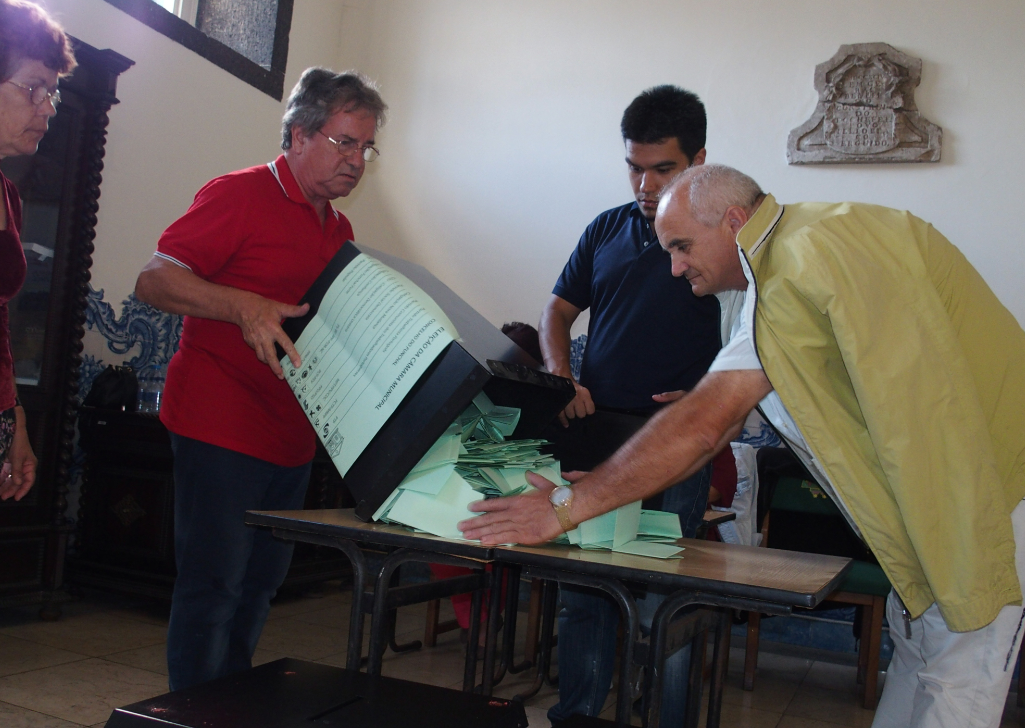 Começa o labor da contagem dos votos e do apuramento dos resultados eleitorais