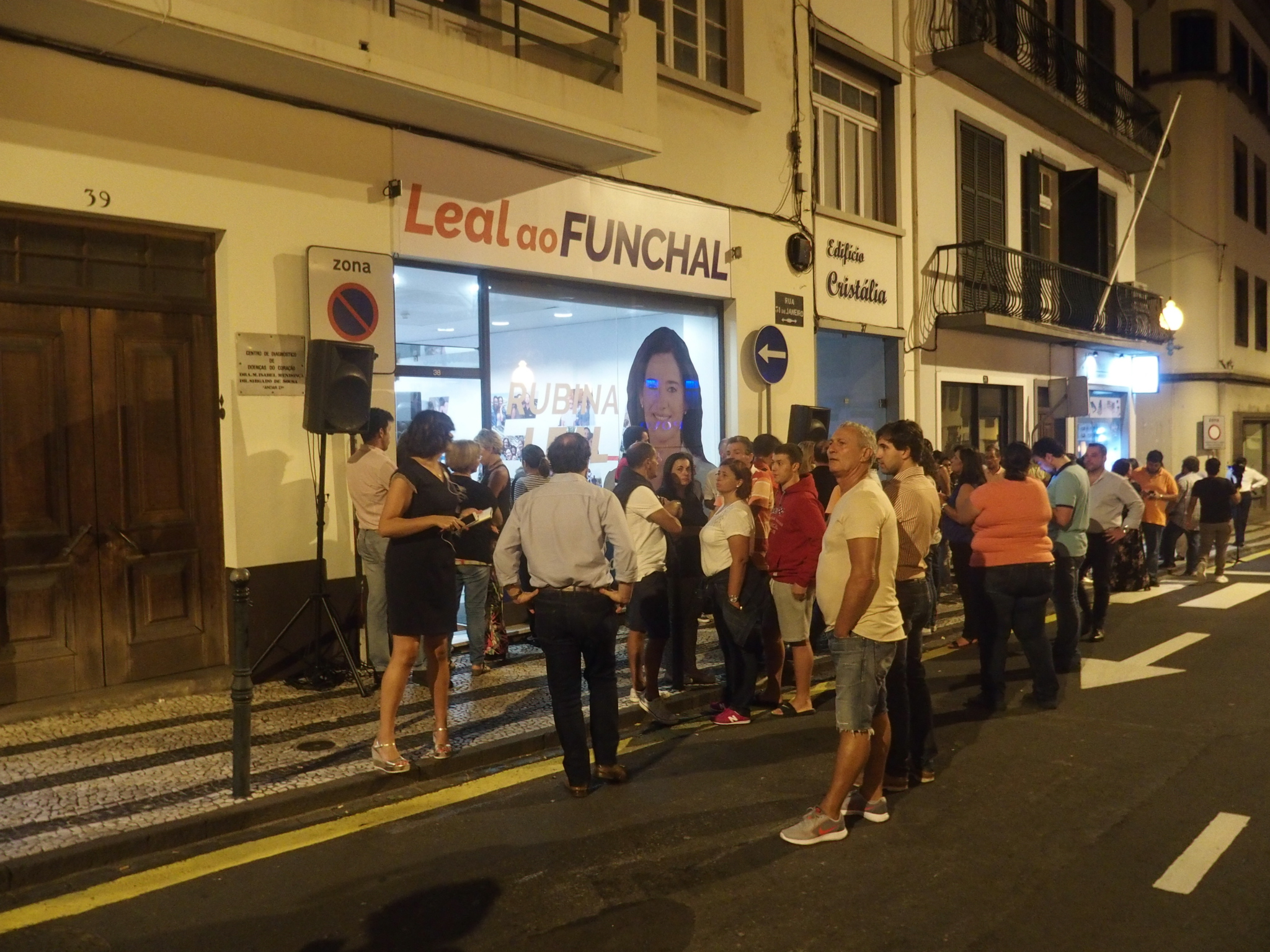 Ambiente fúnebre na sede da campanha de Rubina Leal