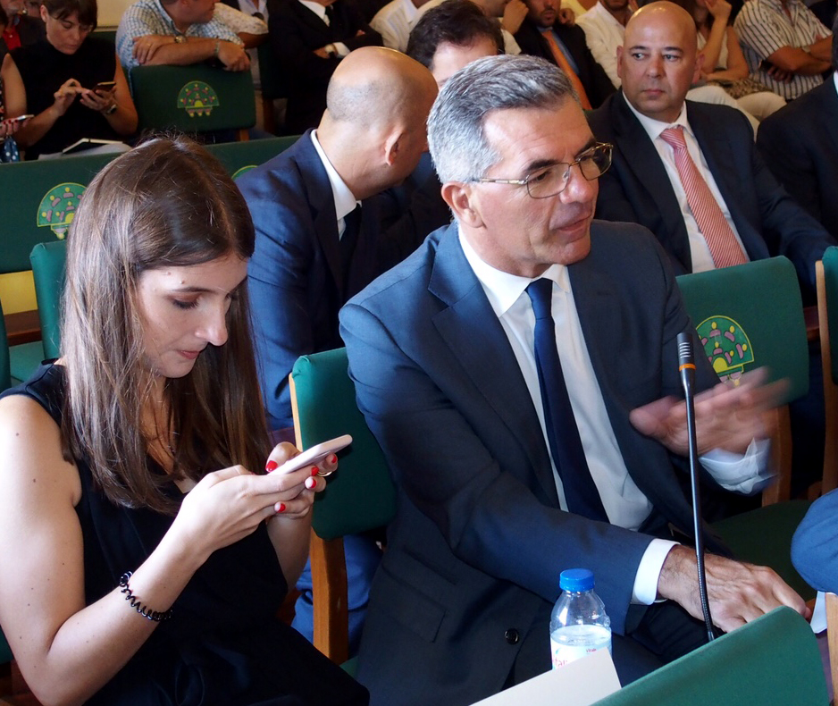 Fotorreportagem da Assembleia Municipal do Funchal que elegeu Mário Rodrigues para presidente