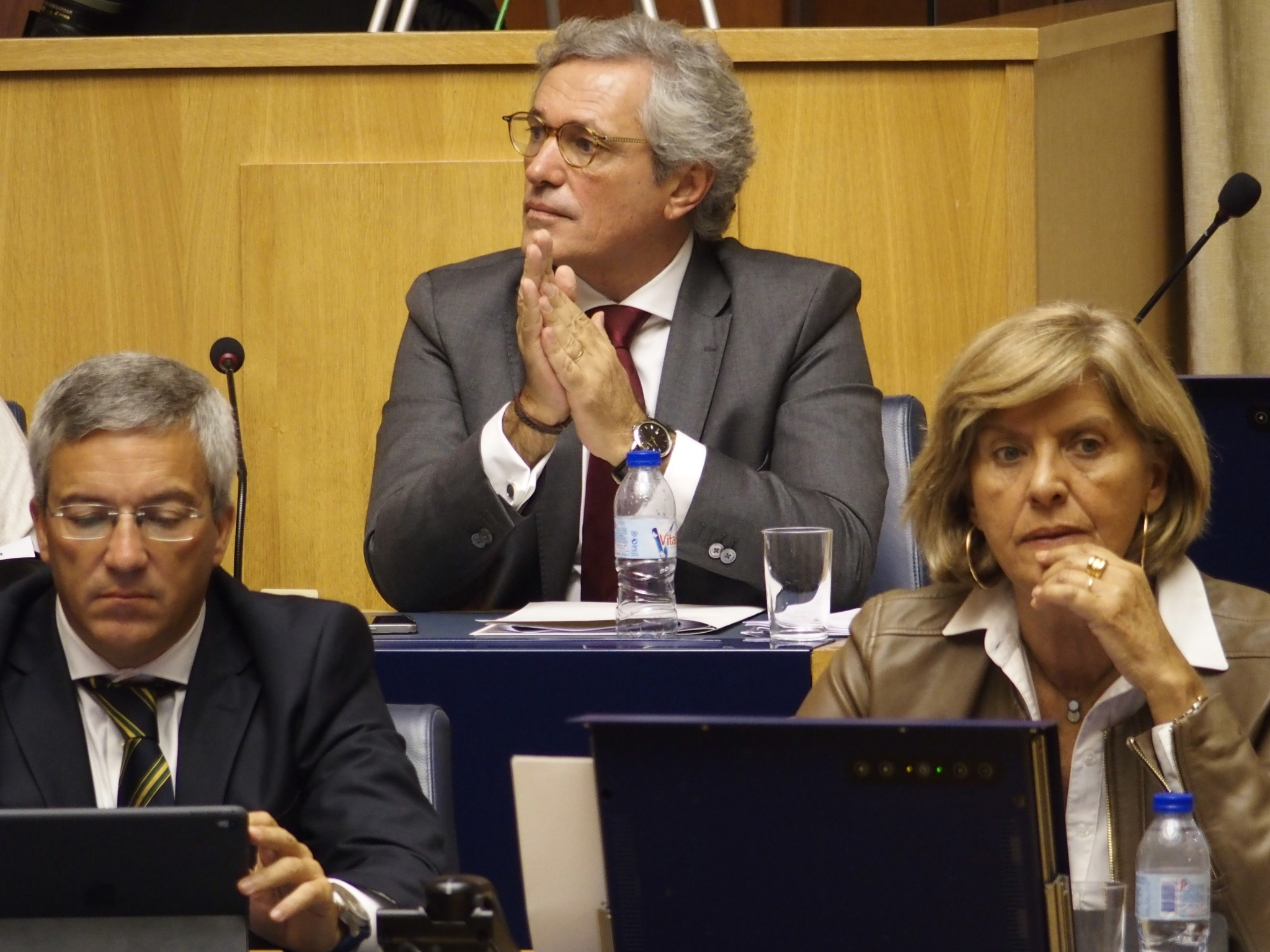 Questões relativas à gestão da água e resíduos dividem deputados