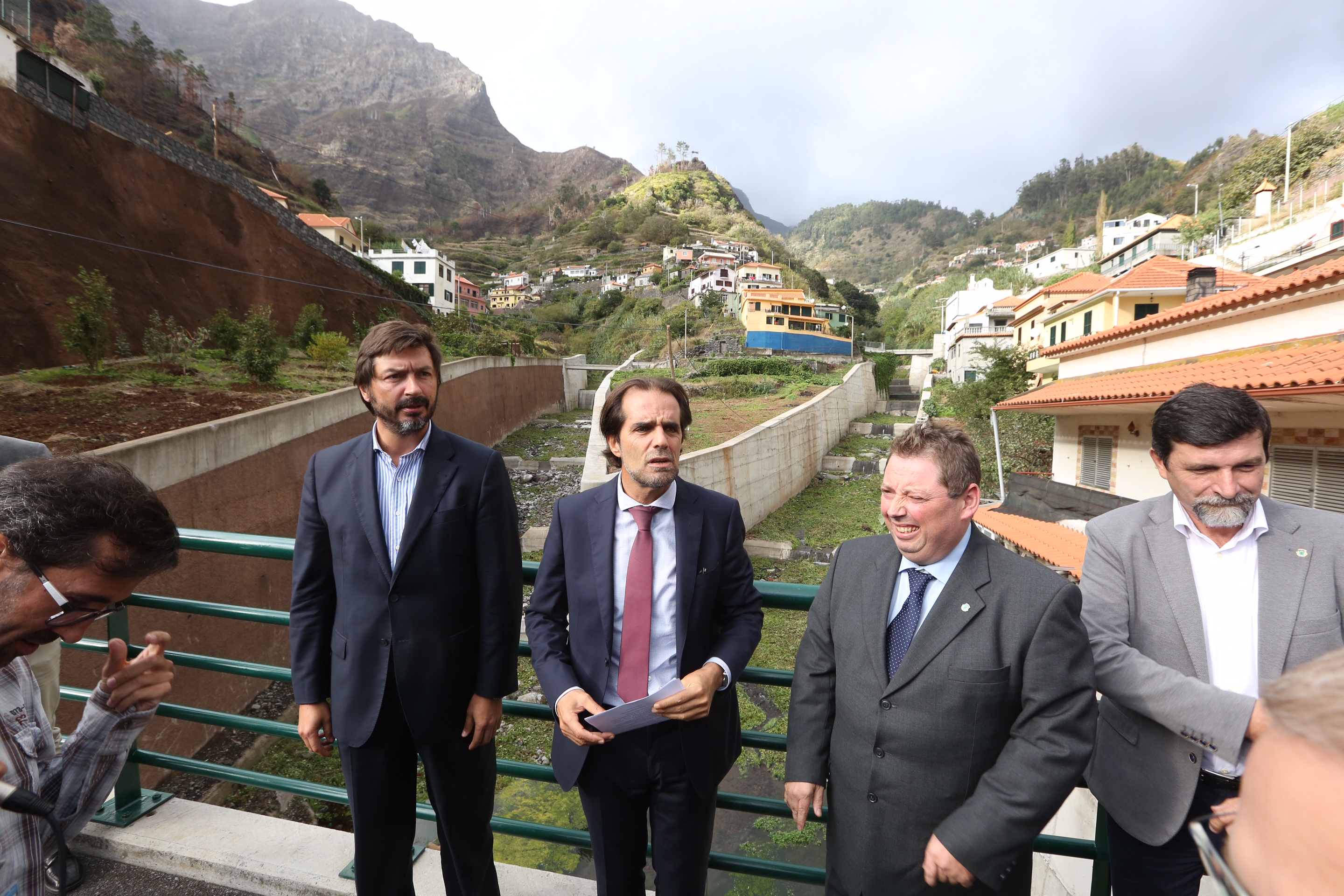 Miguel Albuquerque visitou obras de canalização de ribeiras na Serra de Água