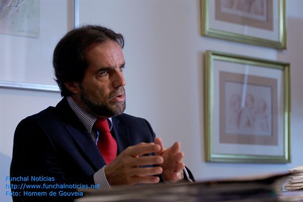 Albuquerque descontraído admite dívidas das suas sociedades empresariais