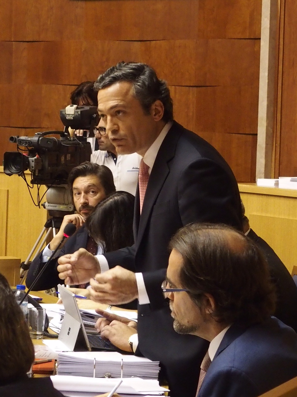 Governo assegura que gestores públicos não vão ser aumentados em 2018