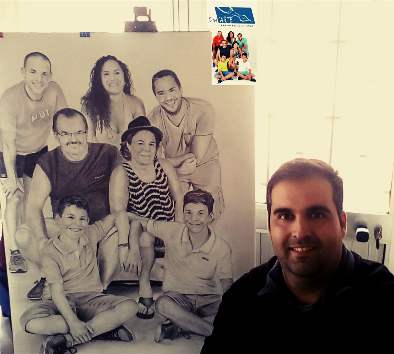 Artista machiquense desenha retrato famíliar de tamanho XXL em técnica de carvão