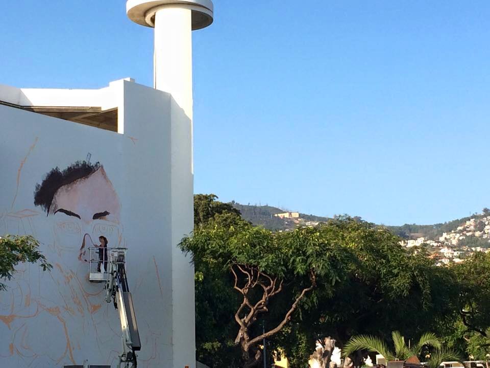 Mural de arte urbana de Bárbara Gil nasce na fachada sul do Parque Almirante Reis