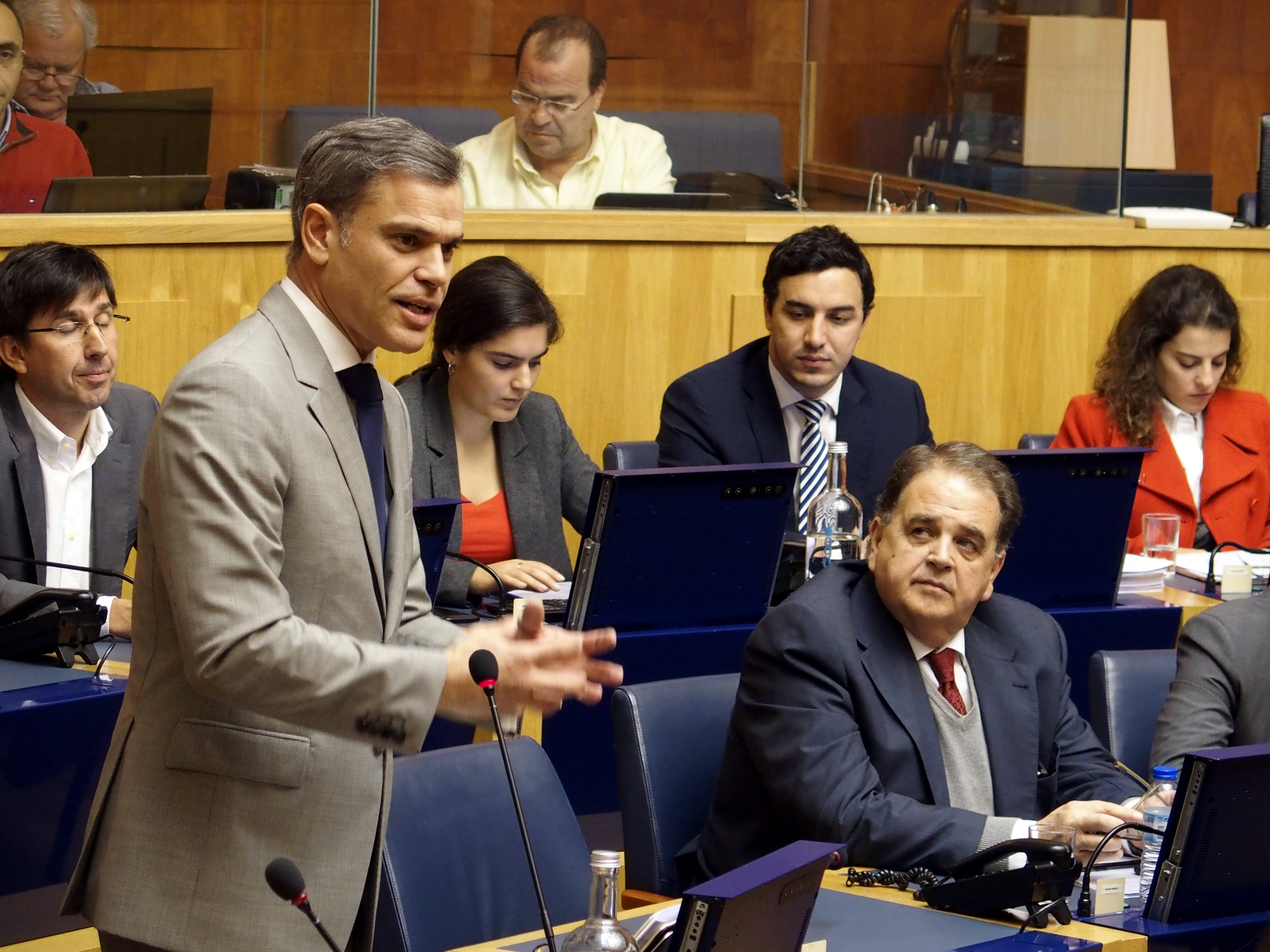 Voto de louvor de Gil Canha a Eduardo Jesus causou “frisson” na Assembleia; salário mínimo na RAM esteve em discussão