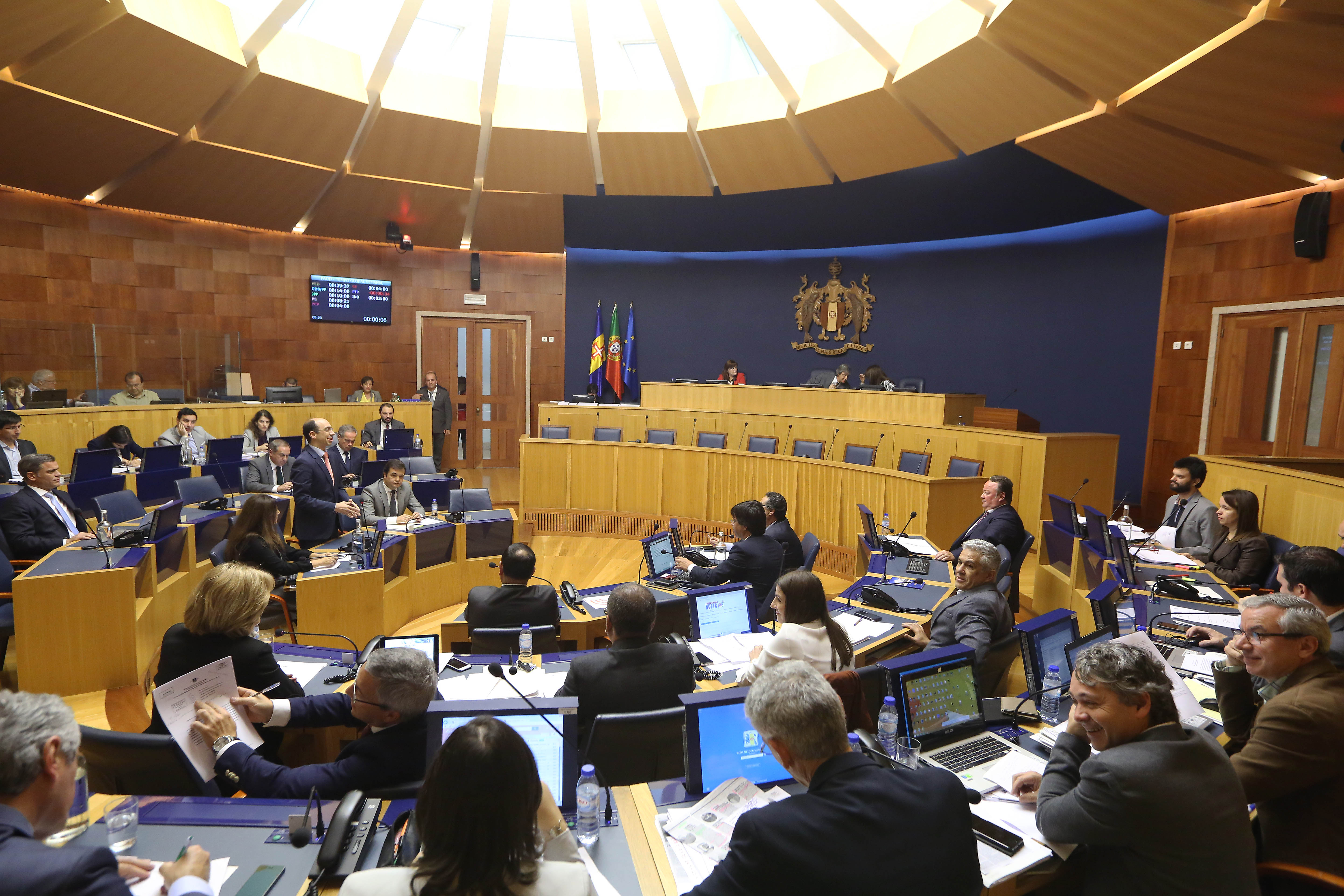 Social-democratas e socialistas degladiam-se no parlamento em torno da questão da “lealdade” a Lisboa