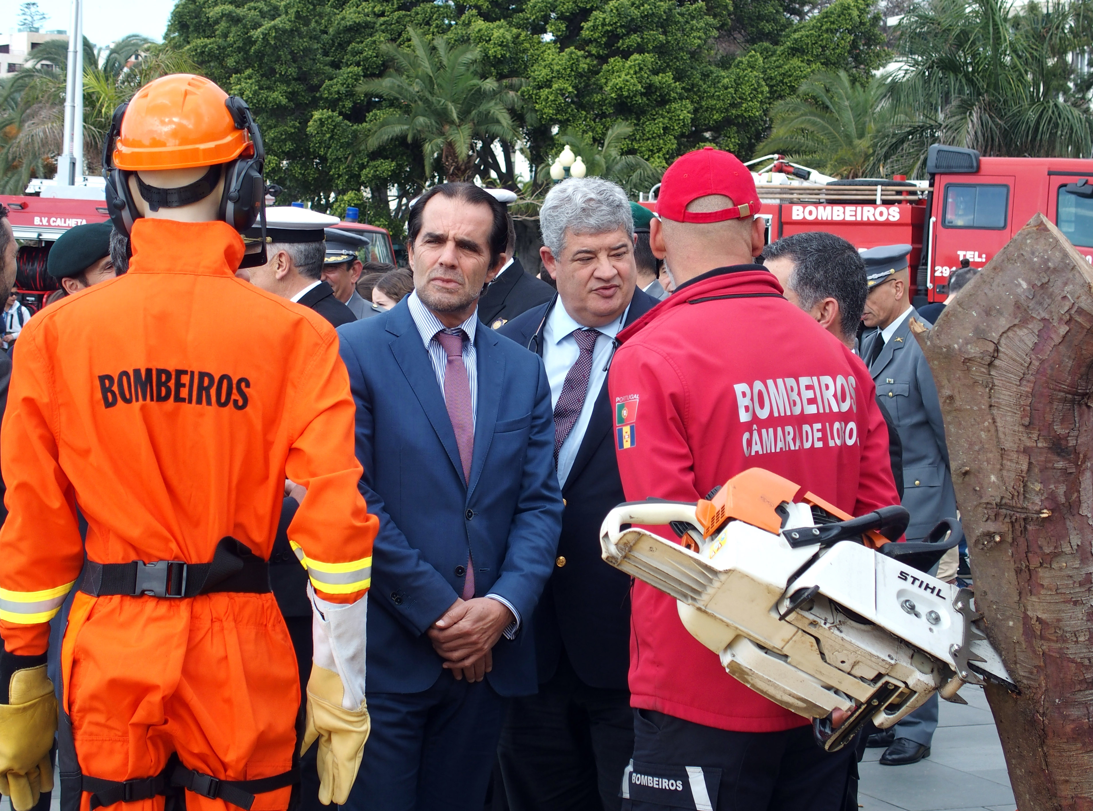 Segunda-feira Albuquerque planta árvore e assina contrato com bombeiros