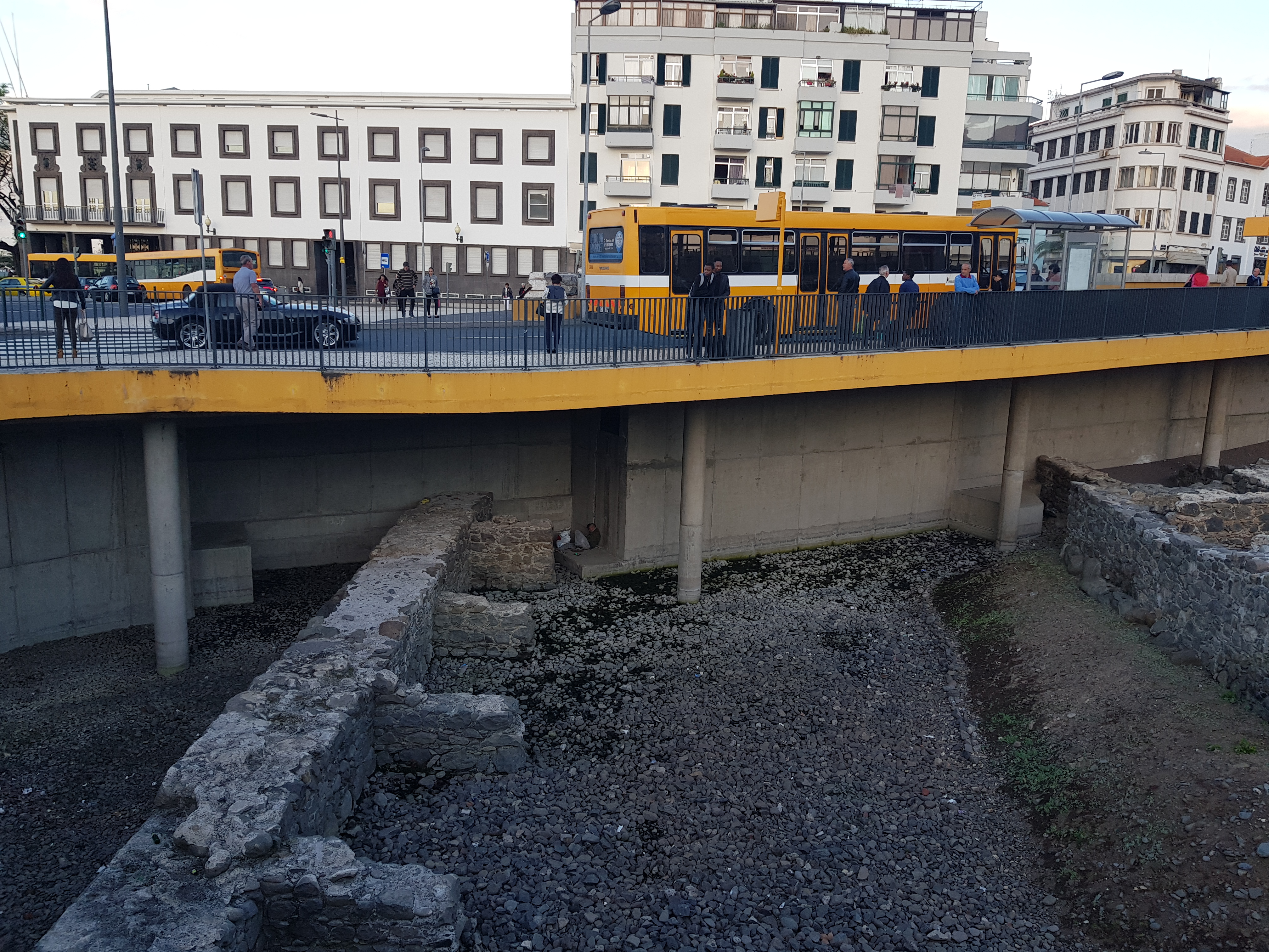 Ruínas do Forte de São Filipe servem de “teto” aos sem-abrigo