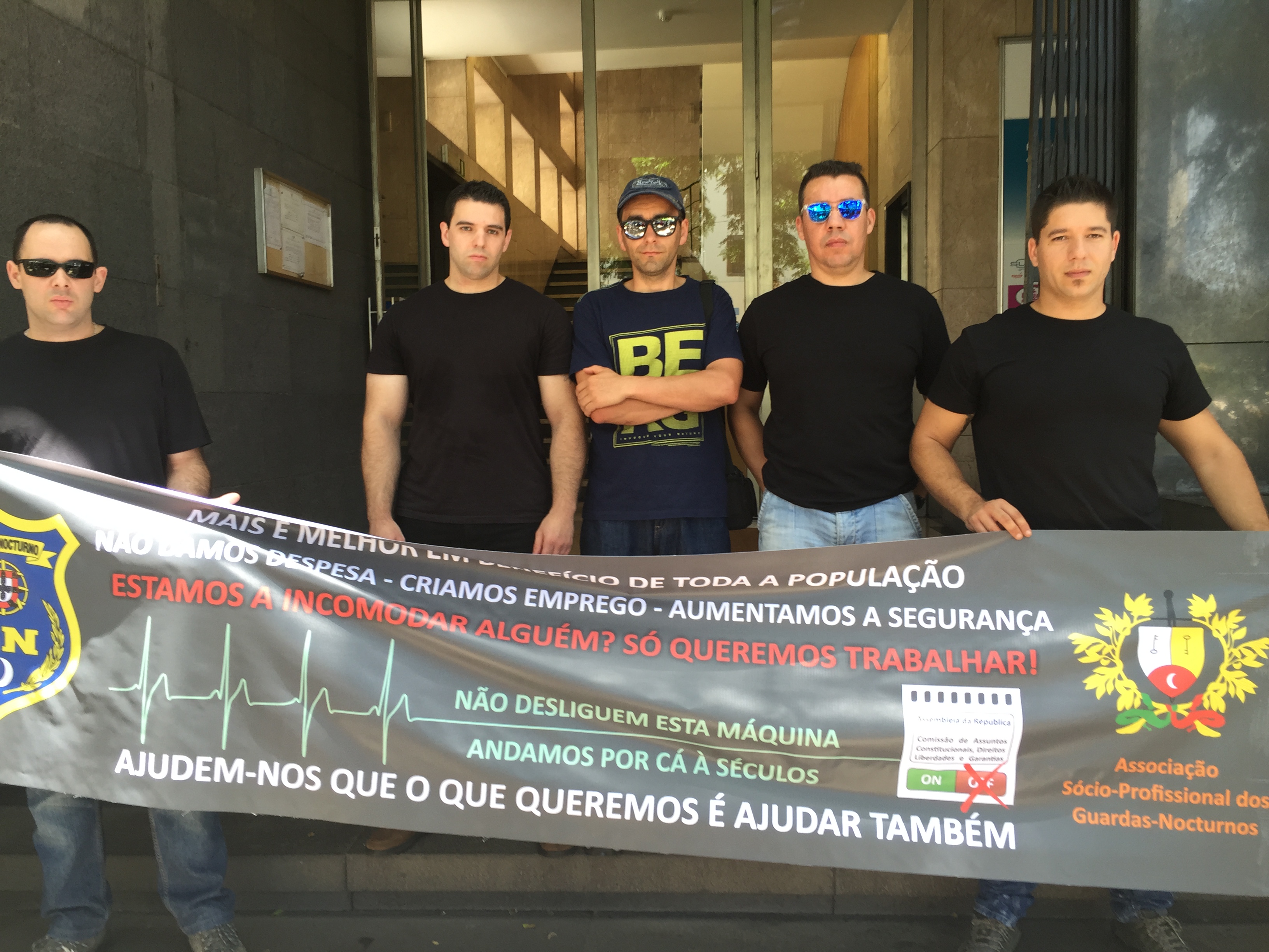 Guardas noturnos em protesto com o apoio dos partidos da oposição