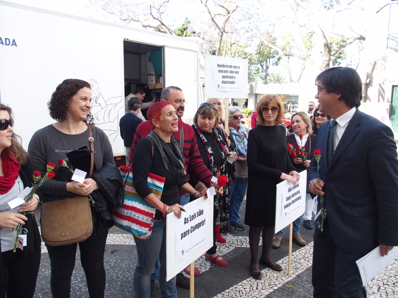 25 abril: Professores contratados e desempregados protestam à porta da Assembleia