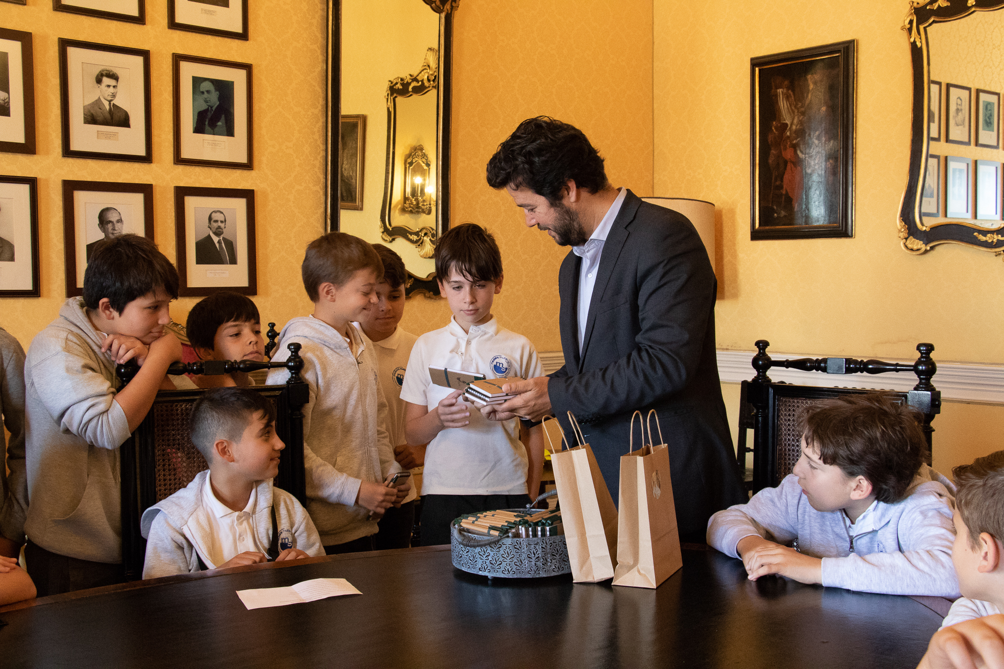 Alunos da Madeira Multilingual School recebidos na Câmara do Funchal