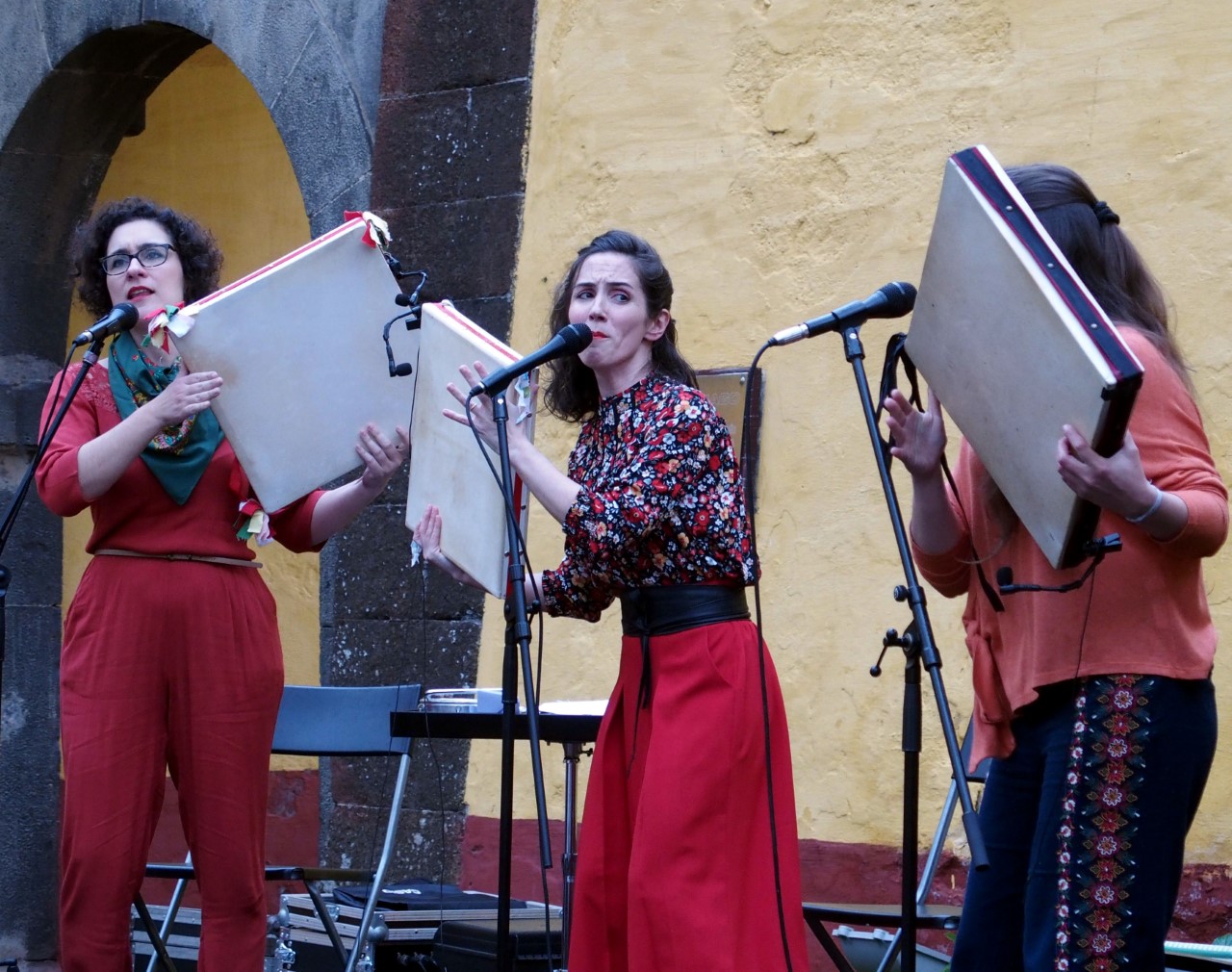 Público adere ao concerto do grupo de Maria Monda no Forte de São Tiago