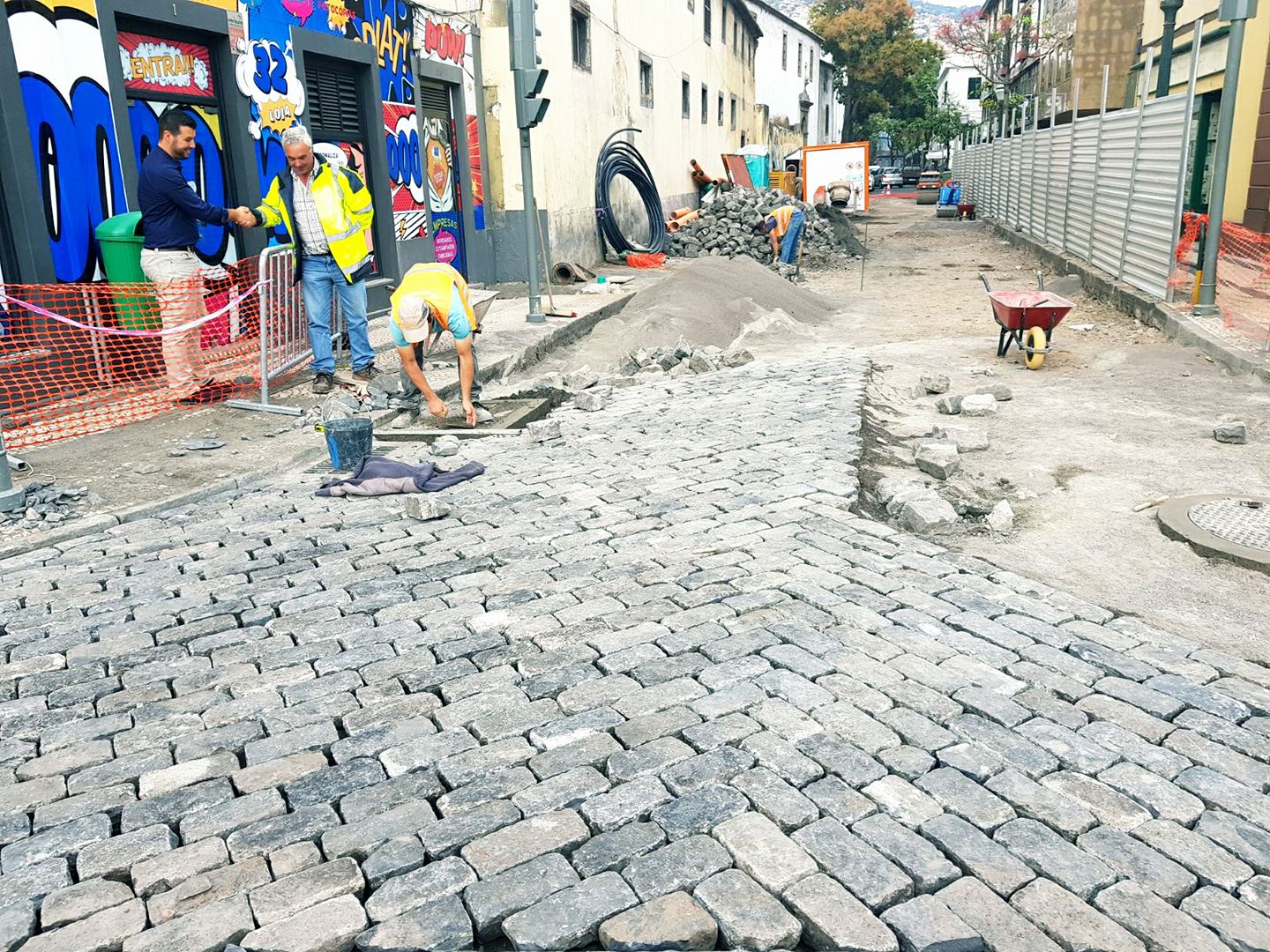Pedras de basalto já começam a ser colocadas na Rua do Bom Jesus