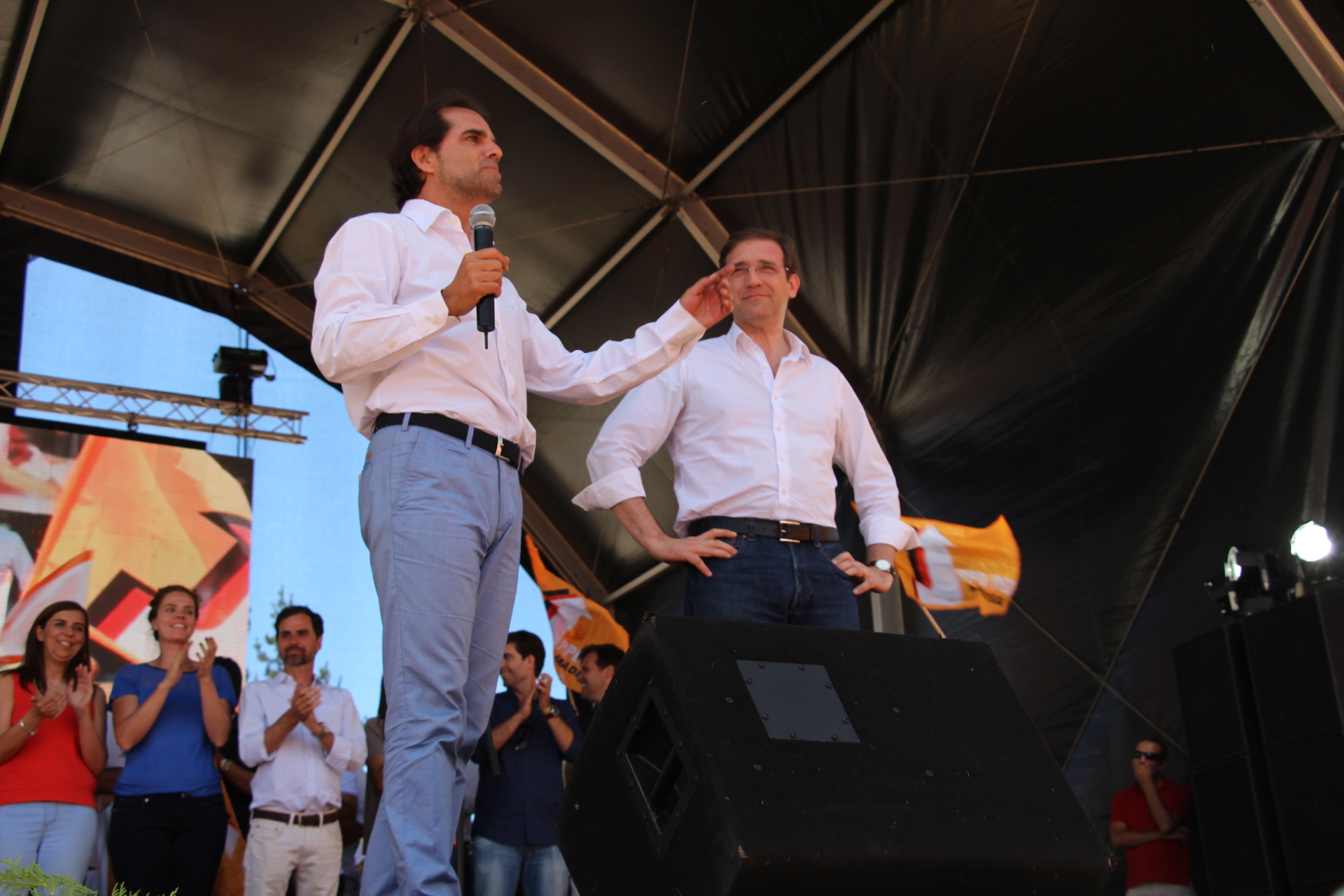 Albuquerque desdobra-se em elogios a Passos Coelho