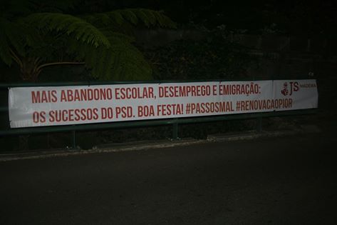 JS colocou tarja à entrada do Chão da Lagoa chamando a atenção para o desemprego, o abandono escolar e a emigração