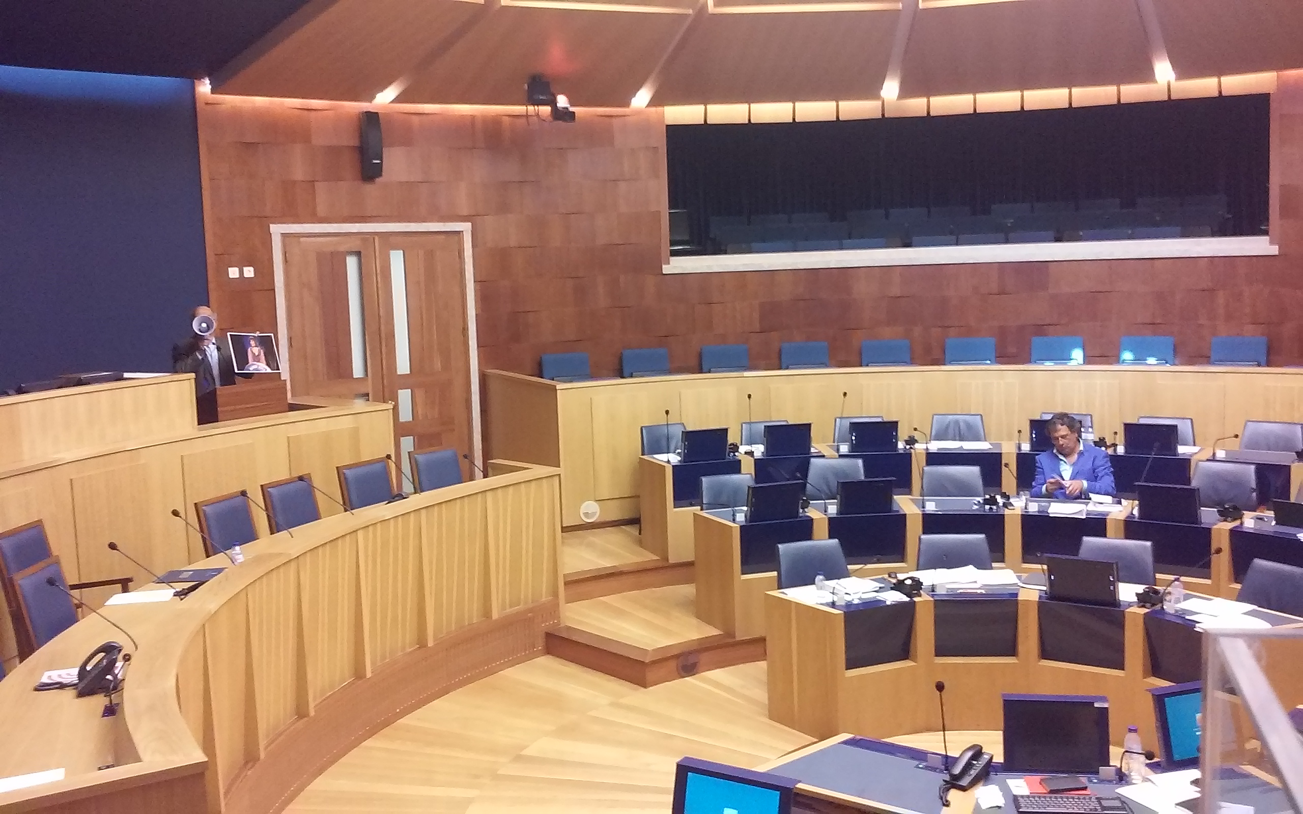Trabalhos parlamentares interrompidos na Assembleia, Coelho fica a falar sozinho