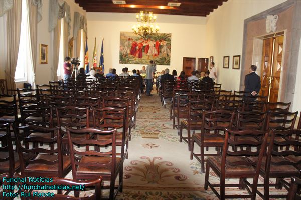 Governo anuncia gabinete de apoio ao emigrante perante sala vazia