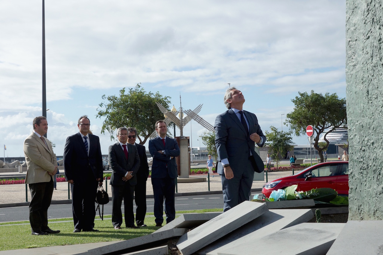 CDS assinala 25 de Novembro com deposição de flores na estátua da Autonomia