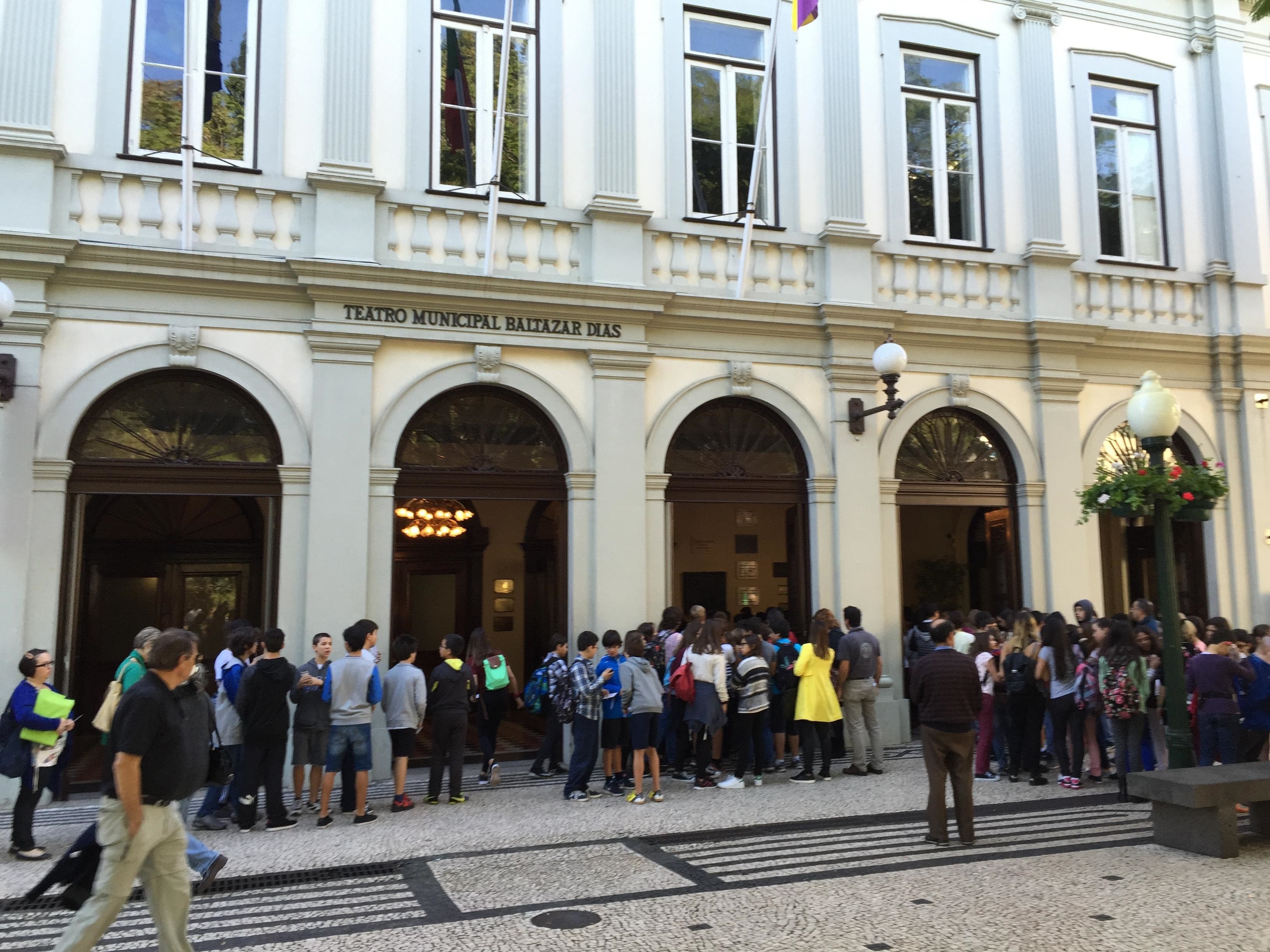 Escolas levam alunos ao teatro para ver clássico de Sophia Andresen pela Contigo Teatro