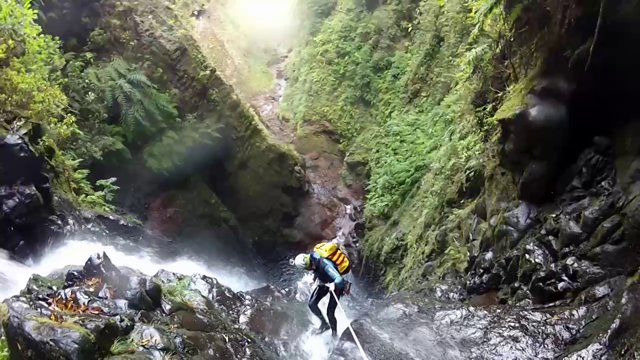 Rubina Leal observa exercício de resgate em montanha e canyoning