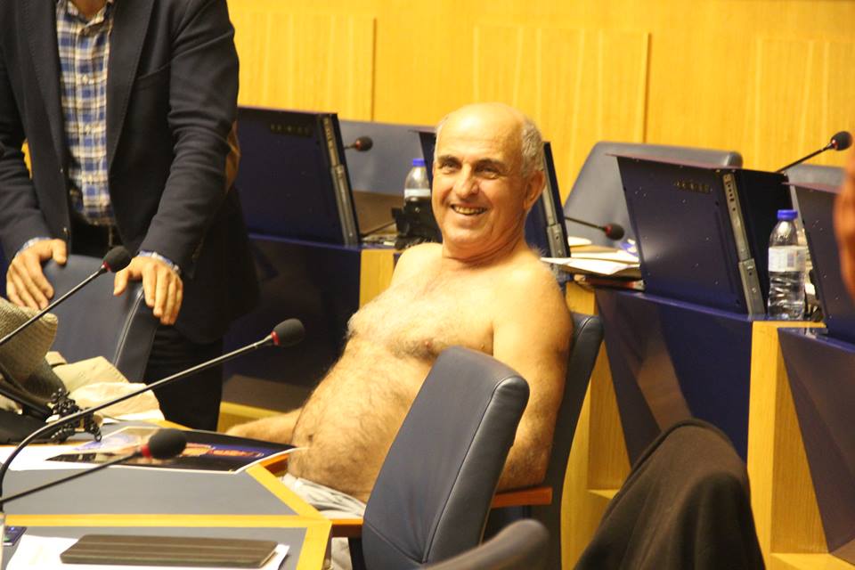 José Manuel Coelho em cuecas na Assembleia Regional