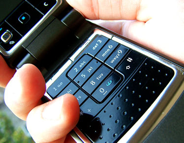 Falar ao telemóvel de outro país da União Europeia já é mais barato