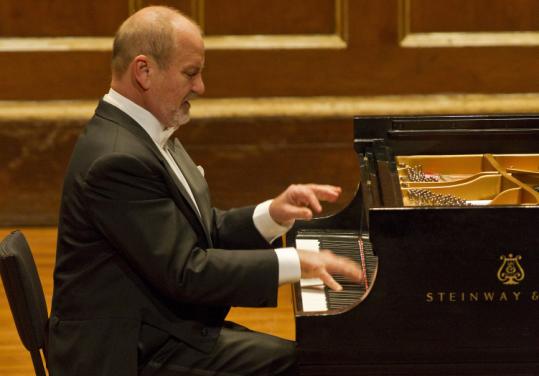 Pianista Mikola Suk toca Beethoven com a OCM