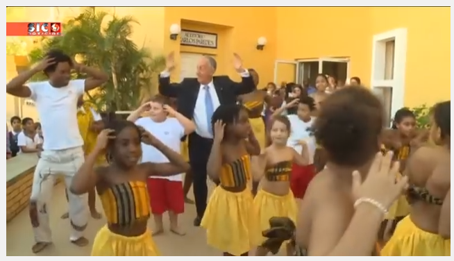 Marcelo Rebelo de Sousa dança no seu 3º dia de visita a Moçambique na Escola Portuguesa
