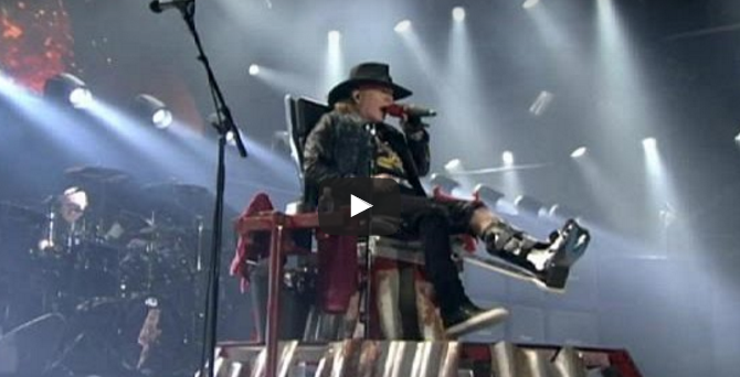 Axl Rose on the Highway to Hell – no comment (vídeo)