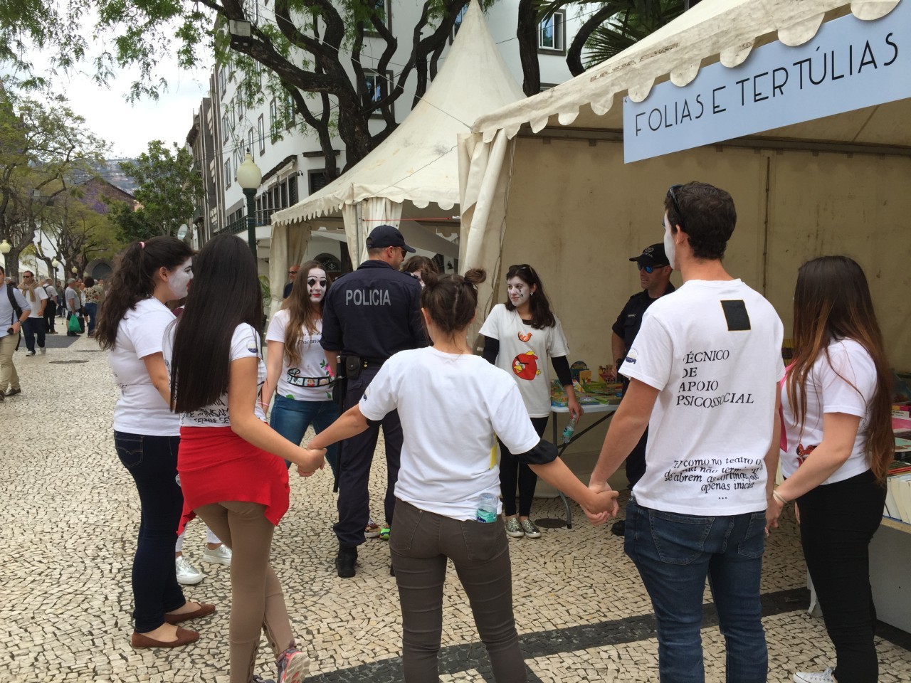 Feira do Livro abre com estudantes a “prenderem” a polícia e com Testemunhas de Jeová nos stands