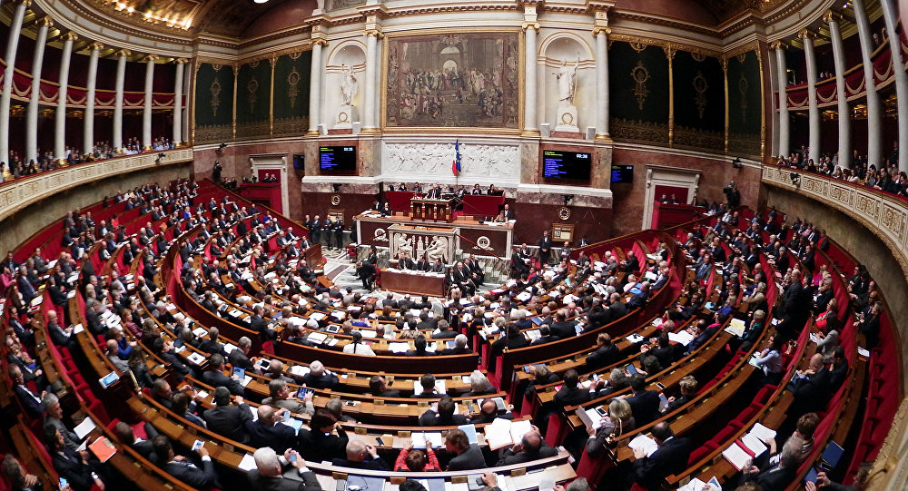 Parlamento francês chumba moção de censura ao governo (vídeo)