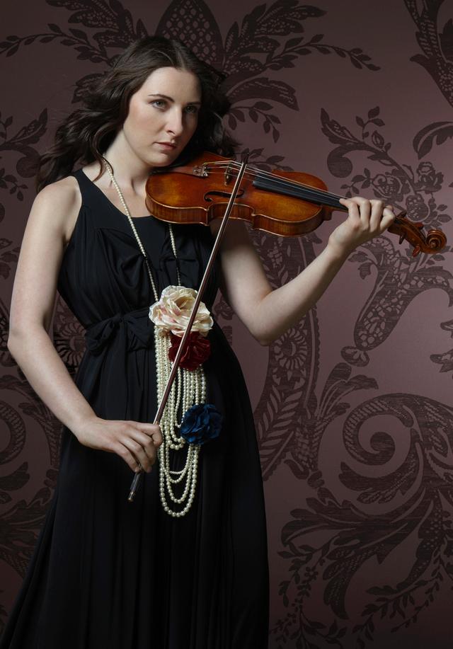 Alissa Margulis solista com a OCM no Concerto para Violino e Orquestra nº 1 de Prokofiev