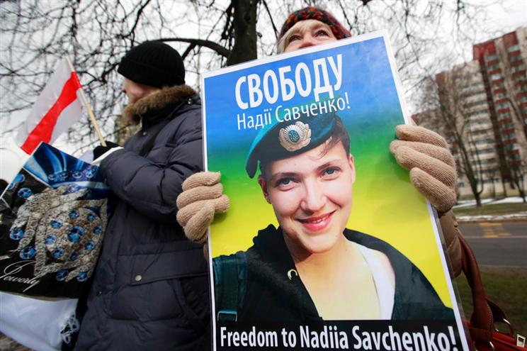 Ucrânia troca dois presos russos por piloto Nadiya Savchenko (vídeo)