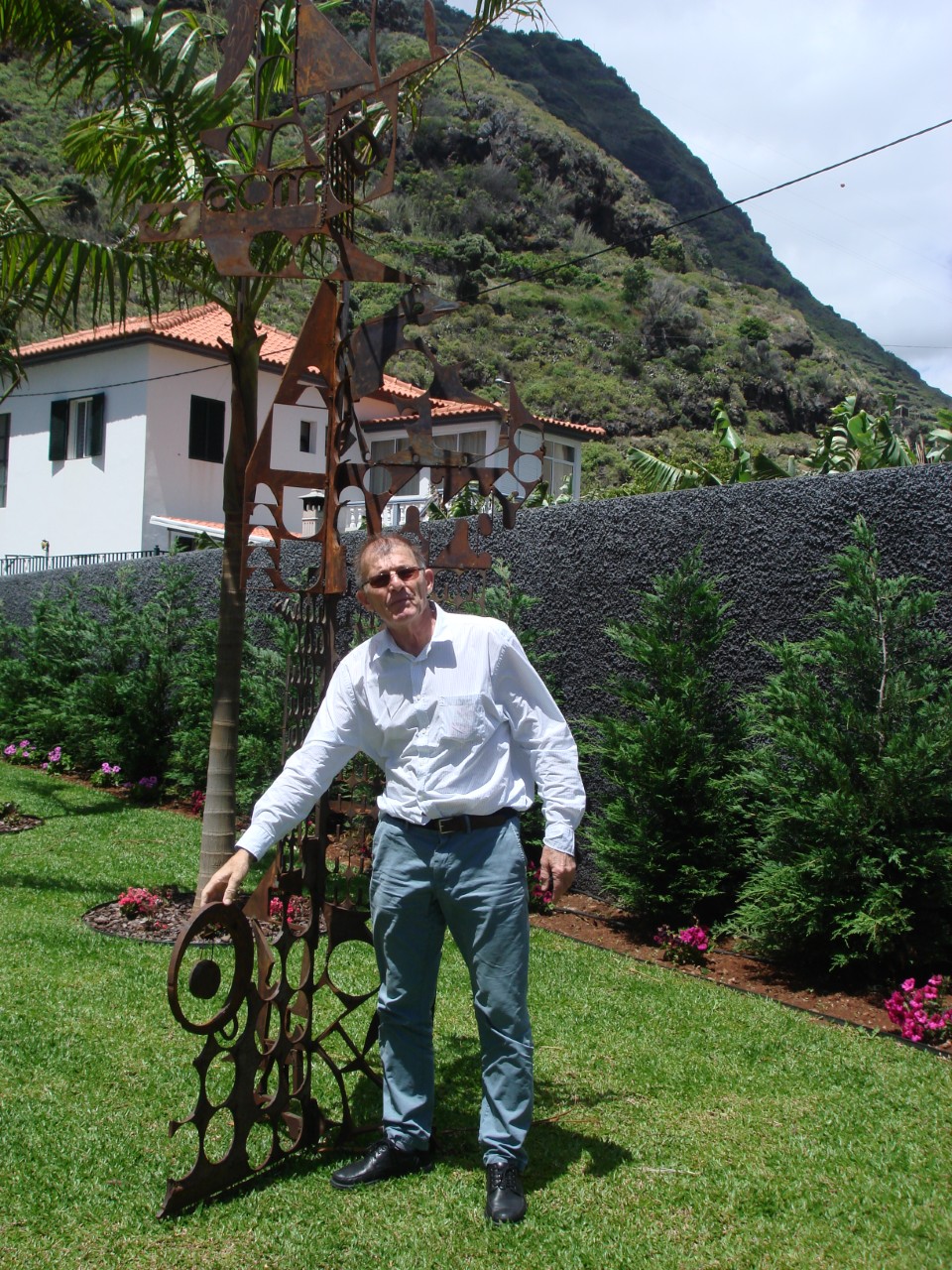 Domingos Rodrigues faz homenagem à ACIN criando peça metálica nos jardins da empresa