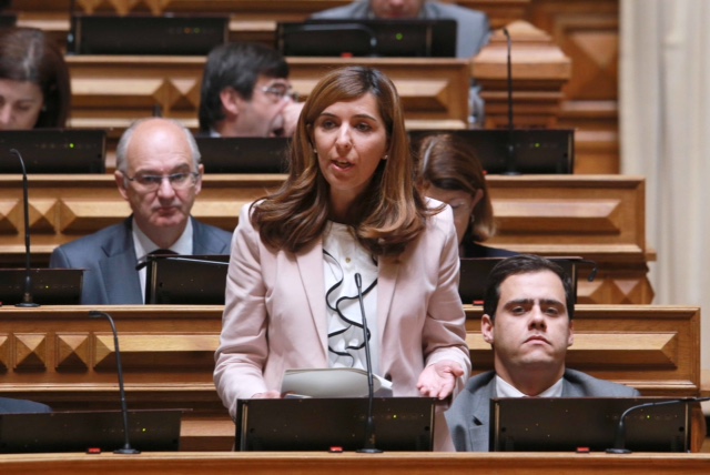 Sara Madruga da Costa questiona secretário de estado sobre viagens para atletas