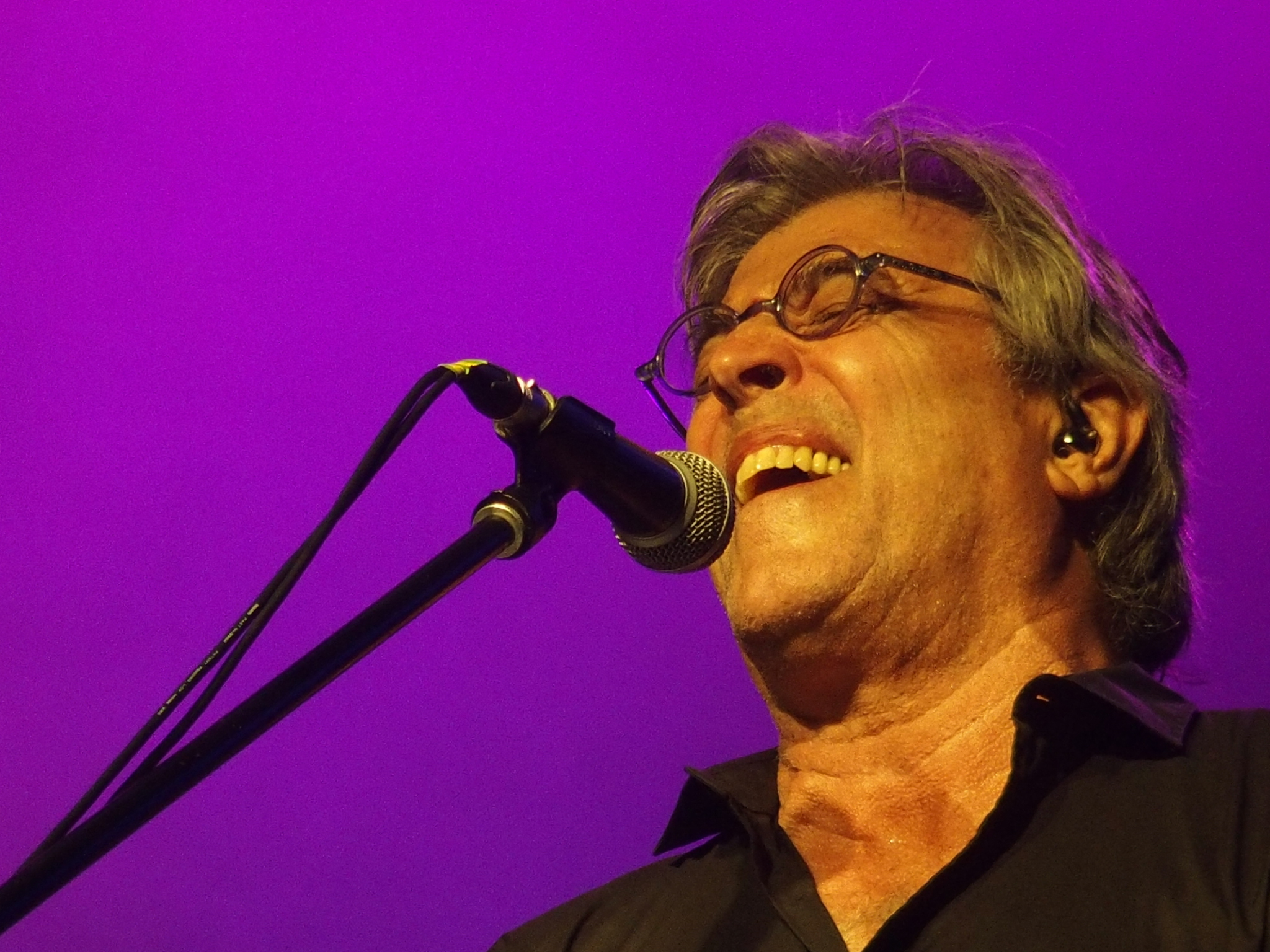 Concerto de Ivan Lins marcado por disputa de cadeiras