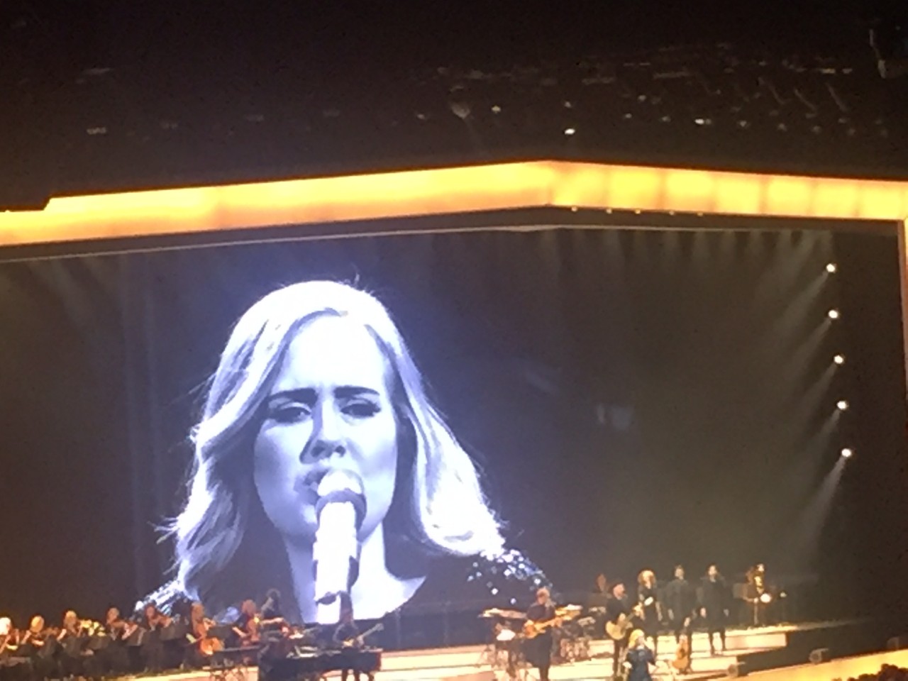 A homenagem da cantora Adele às vítimas do atentado de Orlando (vídeo)