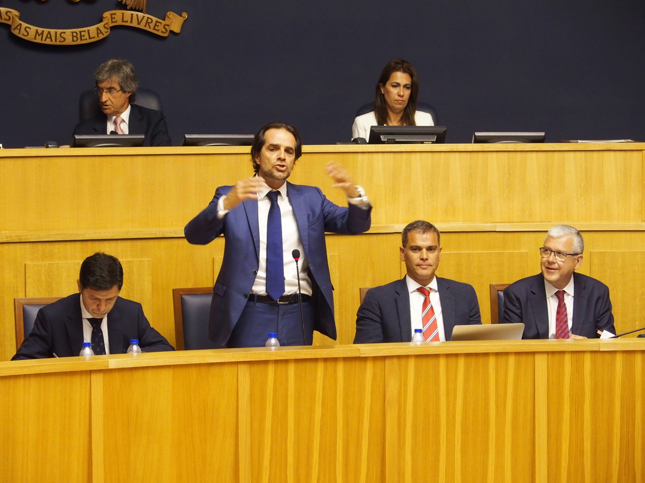 Albuquerque reage e considera moção de censura “absurda”
