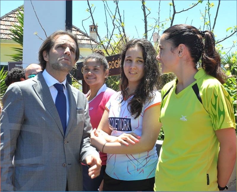 Miguel Albuquerque cruzou-se com atletas de badminton que estagiam na Calheta