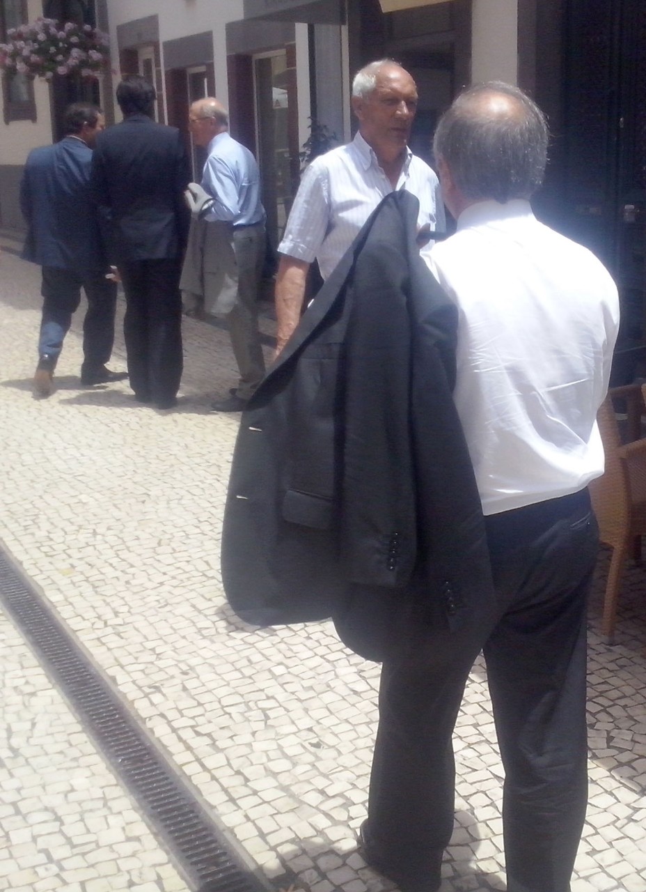 Marques Mendes e companhia passeiam-se pelas ruas do Funchal
