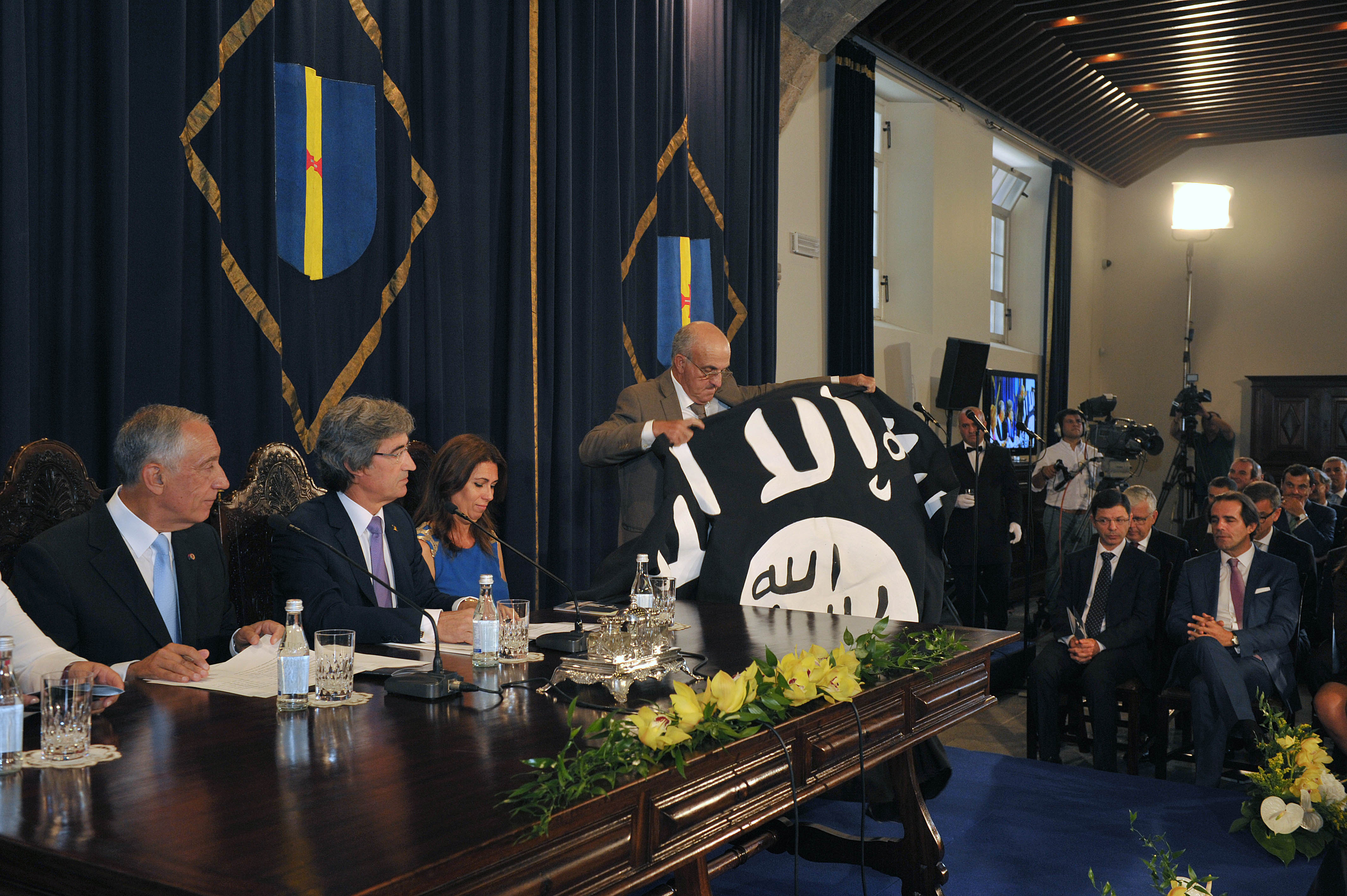 Coelho choca Marcelo com a bandeira do estado islâmico no Parlamento e Canha denuncia “besta” autonómica
