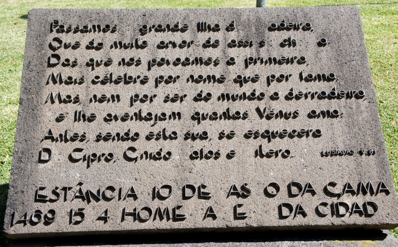 Lápide de Camões vandalizada e todos fazem de conta que não vêem