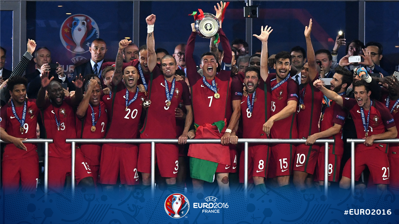 Euro 2016: Quando Ronaldo levanta o troféu do Euro para Portugal (vídeo)
