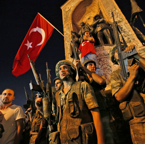 Turquia: Militares dizem ter tomado o poder na Turquia para proteger ordem democrática, primeiro ministro nega tal situação