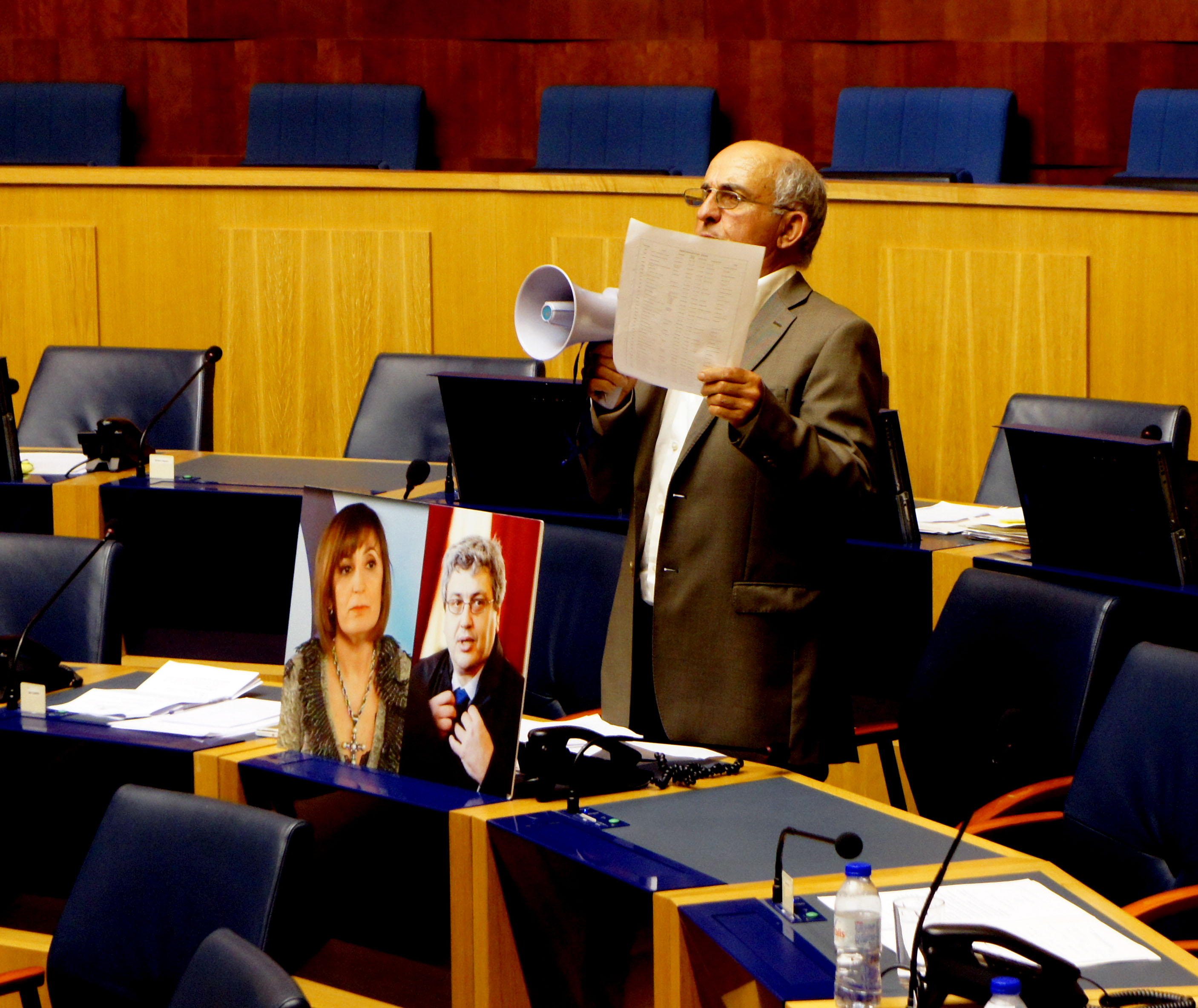 José Manuel Coelho interrompe novamente os trabalhos da Assembleia com um megafone