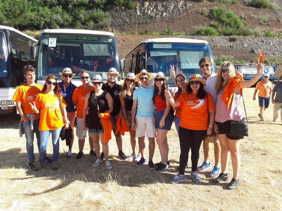 Sol na Herdade do Chão da Lagoa com autocarros a transportar centenas de militantes