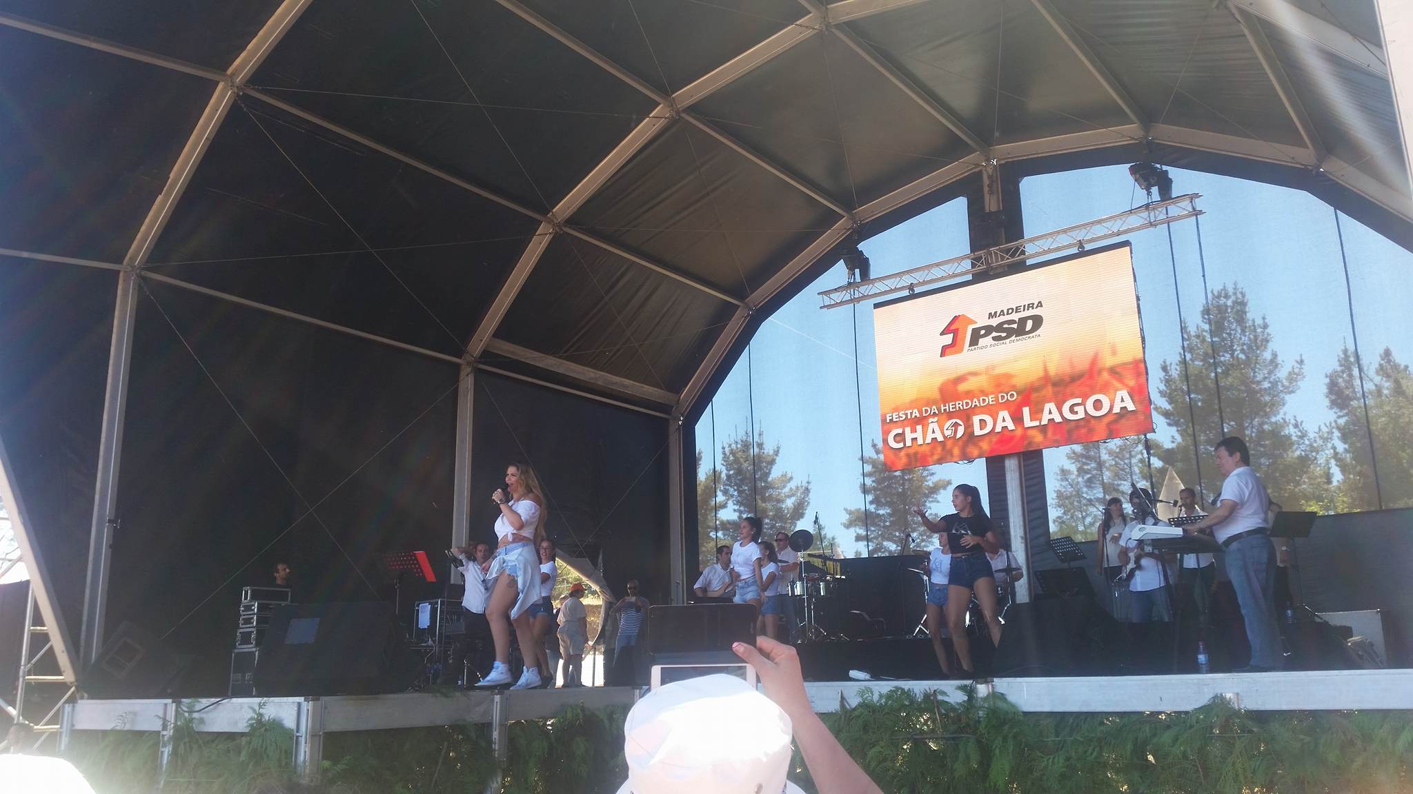 Show de artistas da “casa” animou festa laranja após os discursos previsíveis