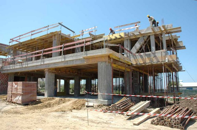Abrandamento na tendência decrescente da atividade de construção